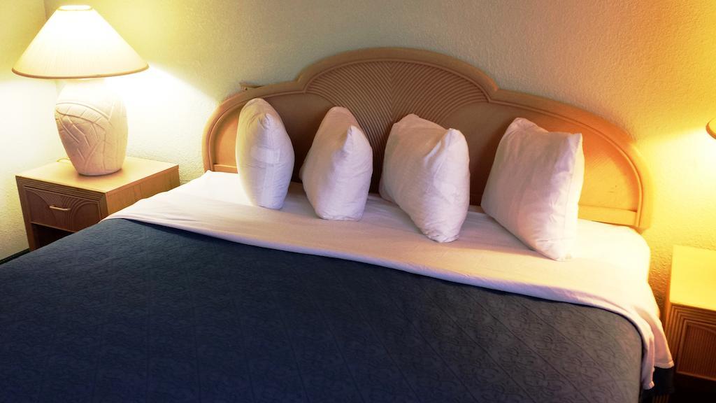 Cocoa Beach Suites Hotel Bagian luar foto